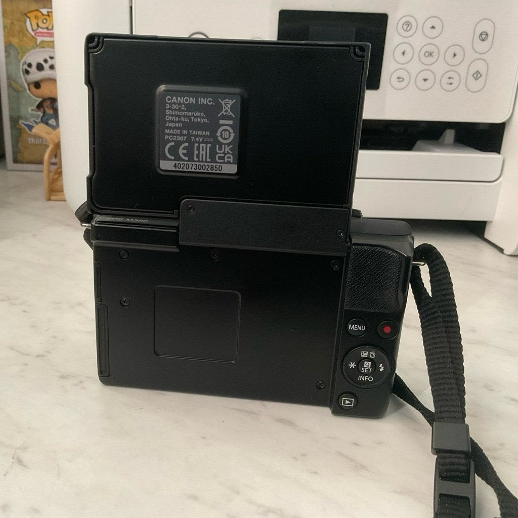 Canon Eos M200 1 Cm